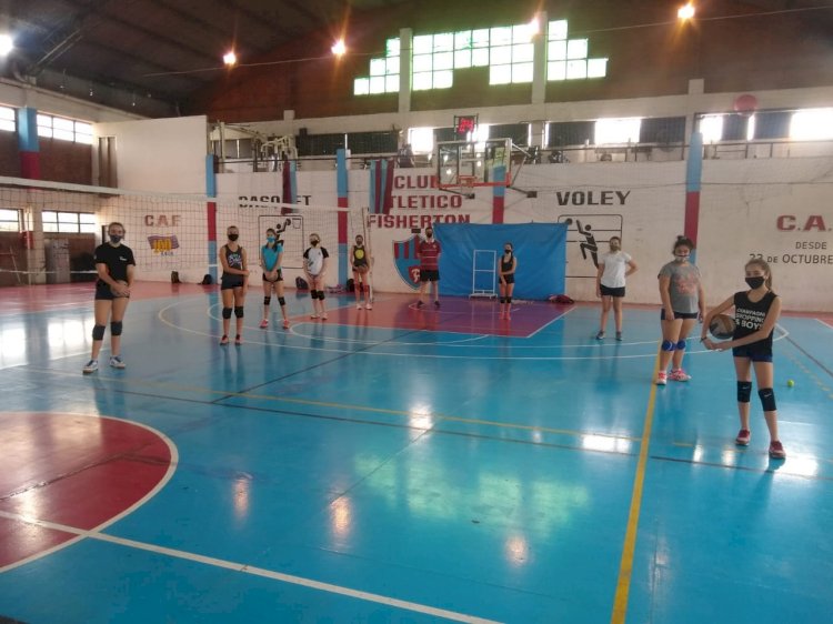 Vóley entrena en el Estadio Ángel Fenner