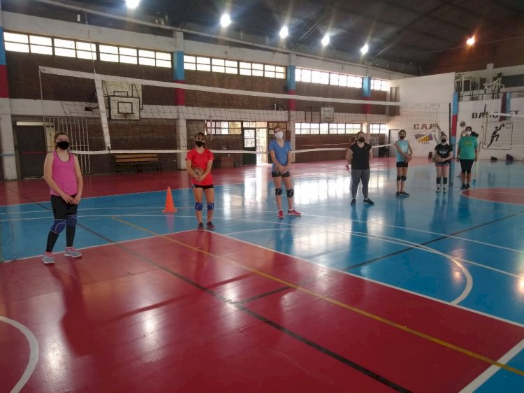 Vóley entrena en el Estadio Ángel Fenner