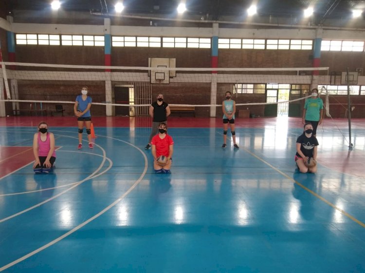 Vóley entrena en el Estadio Ángel Fenner
