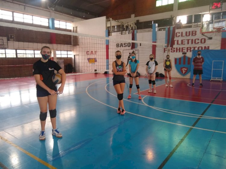 Vóley entrena en el Estadio Ángel Fenner
