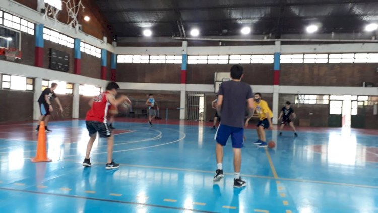 Básquet continúa entrenando en la Sede