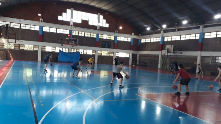 Básquet continúa entrenando en la Sede