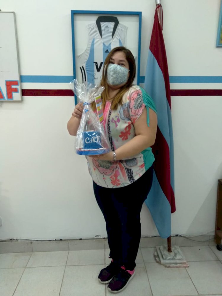 Disfrutan de la torta 105° Aniversario