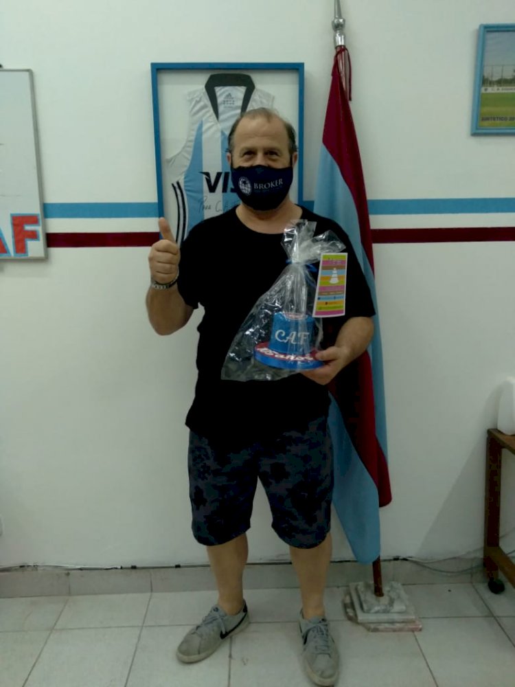 Disfrutan de la torta 105° Aniversario