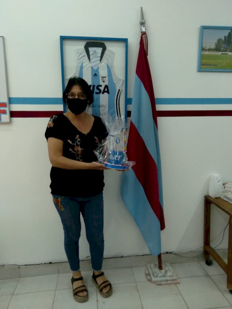 Disfrutan de la torta 105° Aniversario