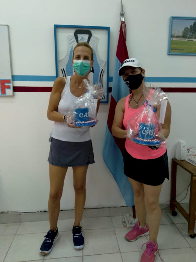 Disfrutan de la torta 105° Aniversario