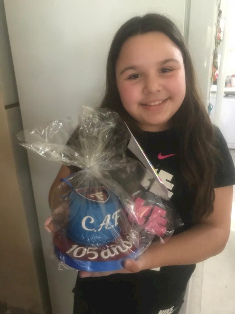 Disfrutan de la torta 105° Aniversario