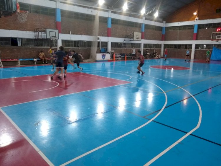 El básquet entrena pensando en las competencias
