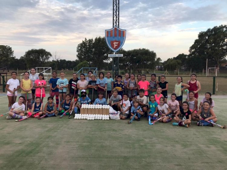 CAF recibió un aporte económico y compró materiales deportivos