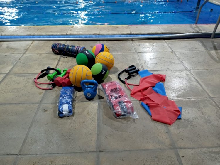 CAF recibió un aporte económico y compró materiales deportivos