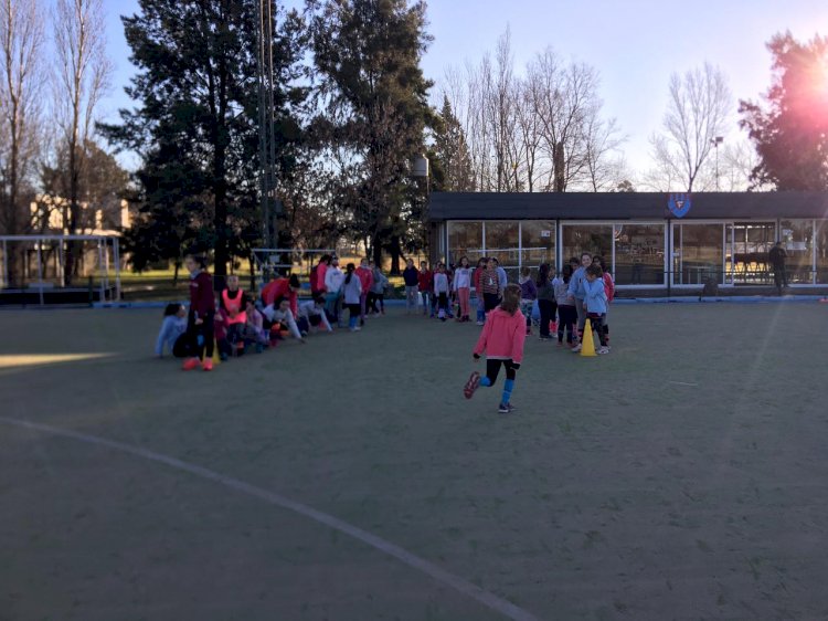 Escuelita de Hockey: actividades por el Día del Amigo