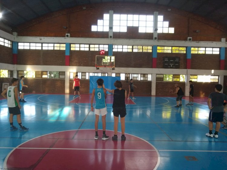 El básquet juvenil afina la puntería