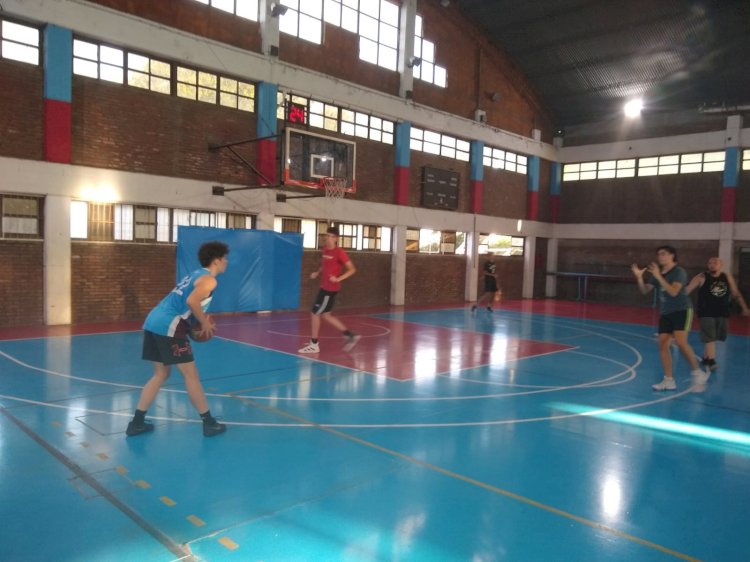 El básquet juvenil afina la puntería
