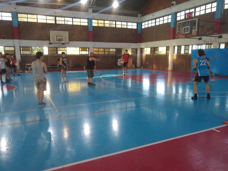El básquet juvenil afina la puntería