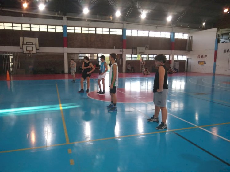El básquet juvenil afina la puntería